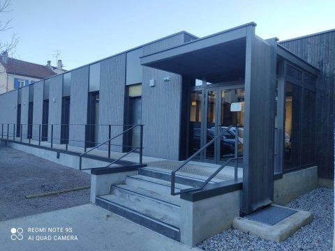 Fabrication et installation de menuiseries extérieures en aluminium d'une maison médicale vers Amélie-Les-Bains-Palalda